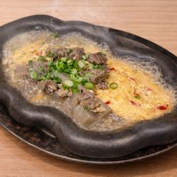 出汁巻き玉子 牛スジのせ