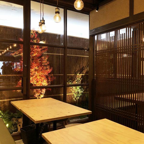 和モダンな洒落た内装。シンプルな和の空間が美食の世界へと導きます…。