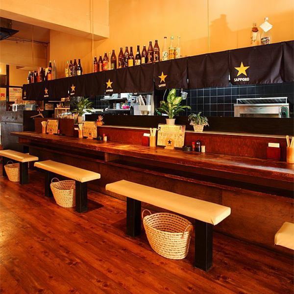 広々としたカウンター席で会社帰りにサクっと1杯でもいかが？カウンターでもゆったり寛げます。