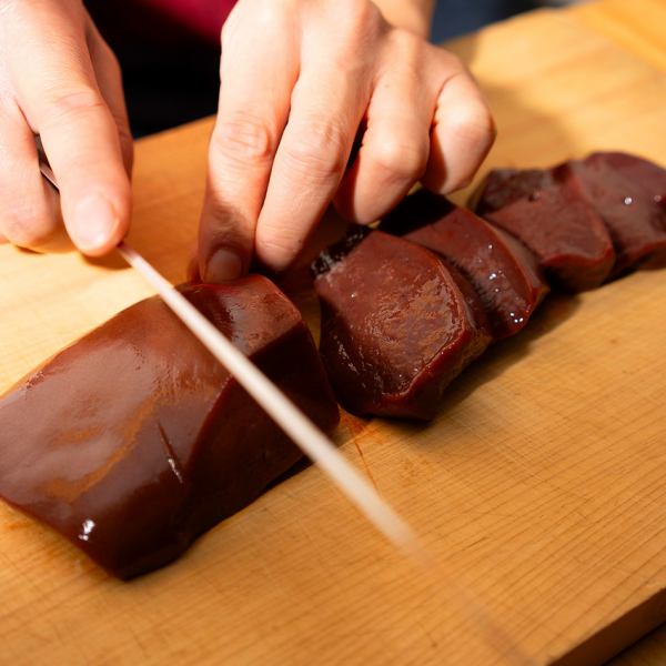 店内で毎日仕込む、新鮮「もつ焼き」