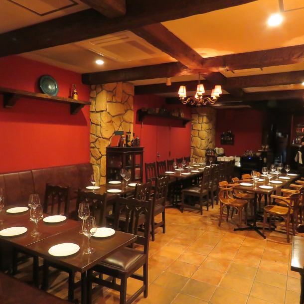 当店広々とした空間になっております。貸切の宴会なども受け付けておりますので、お気軽にお問い合わせください。