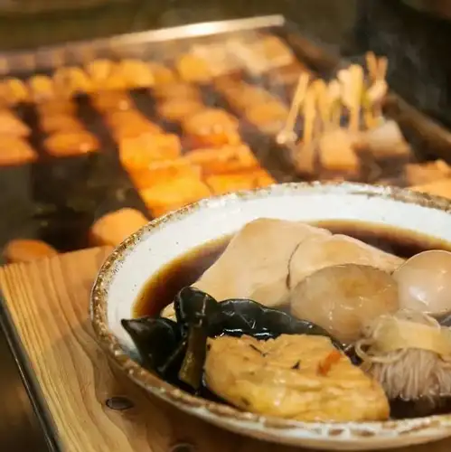 A Kanto-style oden that carries on the tradition since its founding in 1932, with a broth that has been simmered slowly until the flavors permeate the dish.