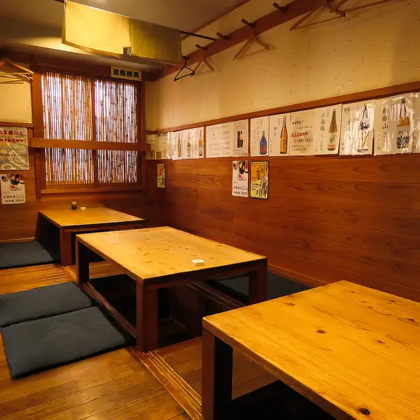 店内は落ち着いた雰囲気で、サラリーマンや地元のお客様に親しまれています。昭和の趣を感じる空間で、どこか懐かしさを感じながら食事を楽しめるのが魅力。2階は貸切対応可能で、プライベートな宴会にも対応。日常の食事から特別な集まりまで幅広くご利用いただけます♪静かに過ごしたい方にもおすすめです。
