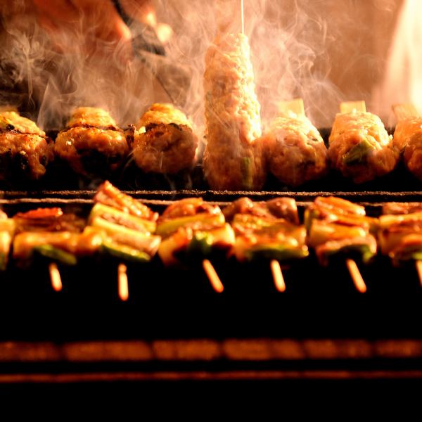 Tsukune meatballs with meat juices flowing out.Ah, it's going to melt in your mouth.[Yakitori Kurotengu]