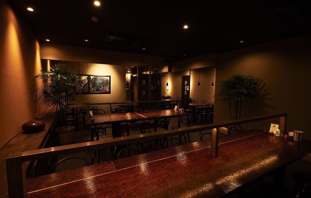 おしゃれな雰囲気のテーブル席は、飲み会やデートに最適。