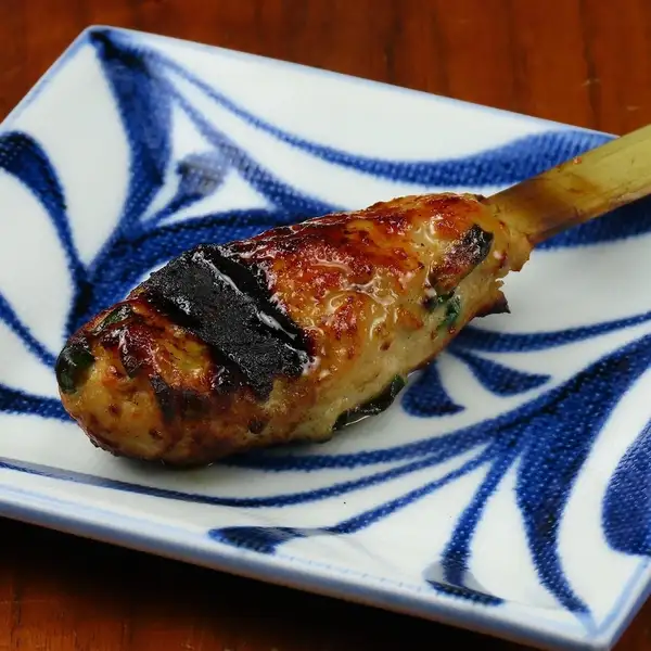 肉汁がブシュっと飛び出すつくね。あぁ、口の中までとろけそう。【焼き鳥　黒てんぐ】