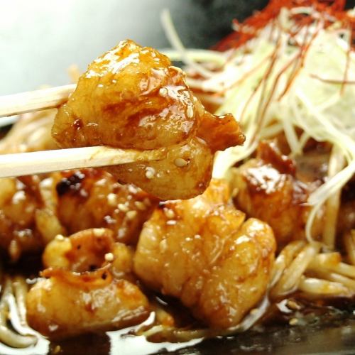 【JRの往来を眺めながら創作鉄板料理を食す】プリップリの和牛ホルモンタレ焼き　