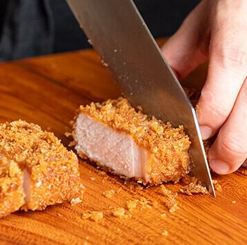 高岳駅より徒歩5分の好立地。拘りぬいたとんかつを是非ご賞味