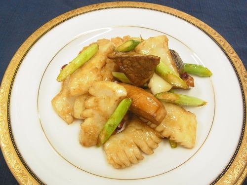 Stir-fried crest squid and green asparagus with oyster sauce
