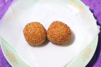 Coconut steamed buns (2 pieces) / Sesame fried dumplings (2 pieces) / Peach sweet buns (1 piece)
