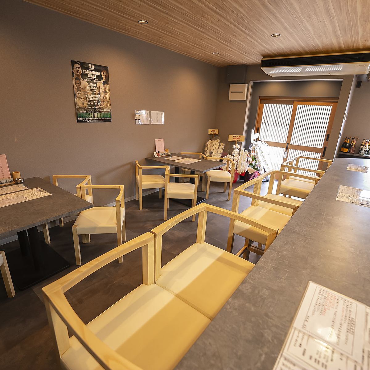 椅子などのインテリアにもこだわった、オシャレな店内。