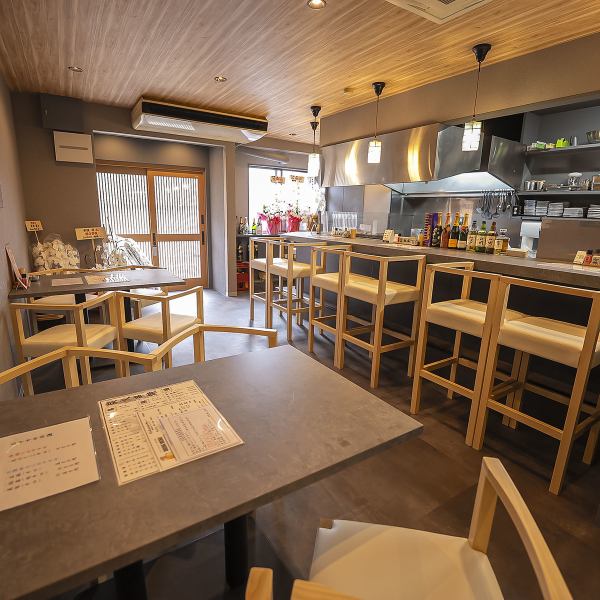 店内のインテリアにもこだわっております。座り心地はもちろん見た目の高級感も抜群な椅子はお食事の時間をより華やかなものに。記念日など特別な日でのご利用にもピッタリです。