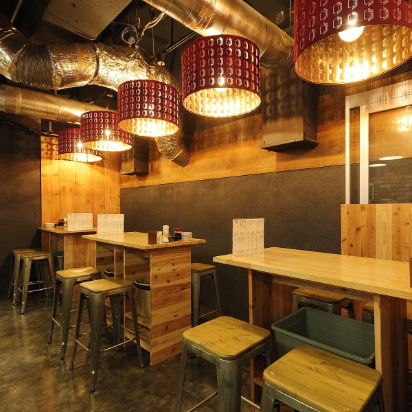 【テーブル席は4名様×5テーブル】宴会の場合、最大20名様まで横並びでお座りいただけます◎路地を進みますと、「串天ひょうたん」の提灯、看板があり入口となります！なんばグランド花月横の路地からお越しください！