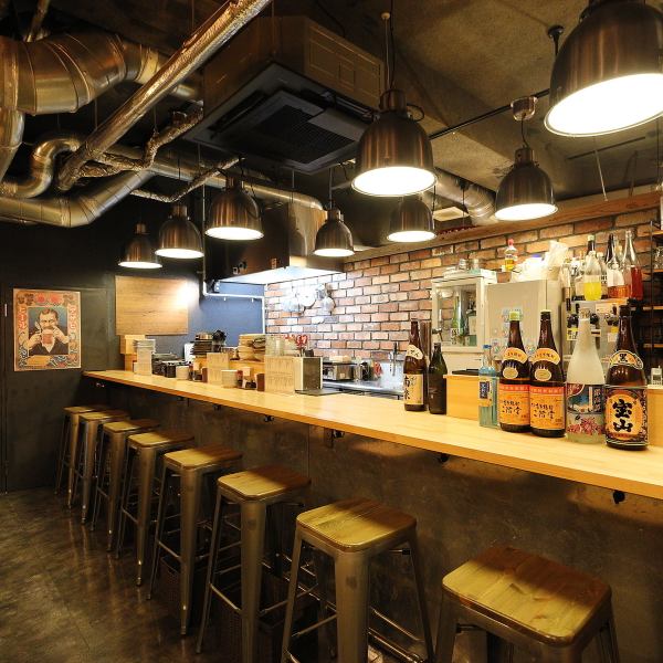 【カウンター席8席】お仕事帰りのサク飲みや、普段日デートにもご利用いただけます◎雰囲気自慢の店内は、カウンター席とテーブルでお楽しみいただけます。お一人様でもお気軽にご来店ください。なんばグランド花月横の路地に入口あります！