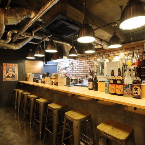 <p>【カウンター席8席】お仕事帰りのサク飲みや、普段日デートにもご利用いただけます◎雰囲気自慢の店内は、カウンター席とテーブルでお楽しみいただけます。お一人様でもお気軽にご来店ください。なんばグランド花月横の路地に入口あります！</p>