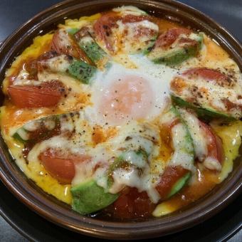 半熟卵のトマトとアボカドチーズ焼き