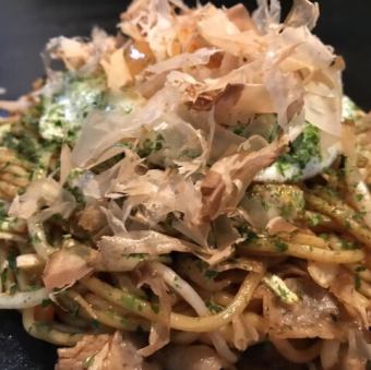 パーフェクト焼きそば(肉、イカ、海老、目玉焼き)