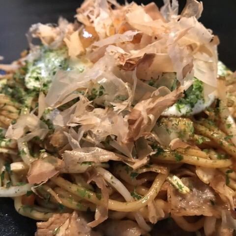 パーフェクト焼きそば(肉、イカ、海老、目玉焼き)