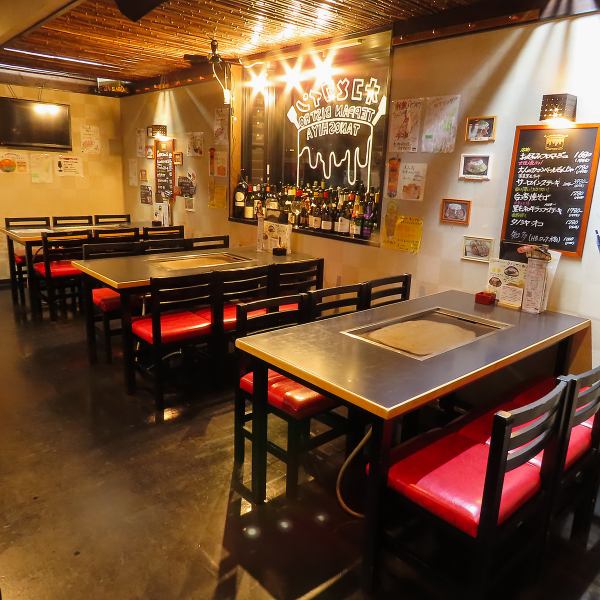 【落ち着いた雰囲気でお食事を楽しめます】居酒屋の気軽さとビストロのおしゃれさを両立させたような魅力的な空間◎まるで隠れ家のような印象で、オリジナルのお好み焼きを始めとするこだわりのメニューを味わう贅沢なひとときをお過ごしいただけます。