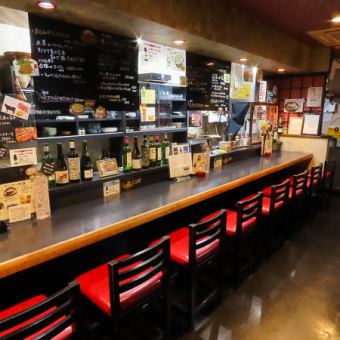 黒が空間を引き締めるモダンな印象のカウンター席。カップルやご夫婦でワインを楽しむのもおすすめです◎おひとり様もどうぞお気軽にご利用ください♪