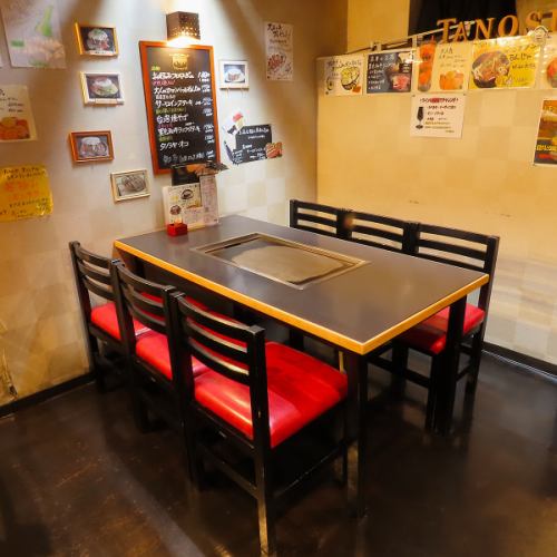 こだわりの鉄板焼きをゆっくり味わえる落ち着いた雰囲気