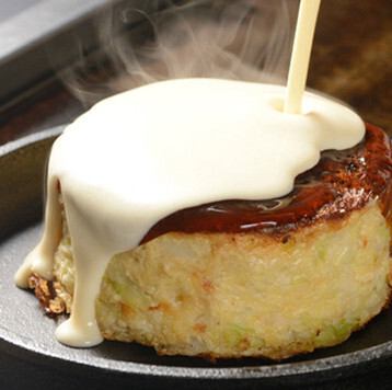 ふわふわに焼き上げられた名物のお好みフロマージュは絶品です!