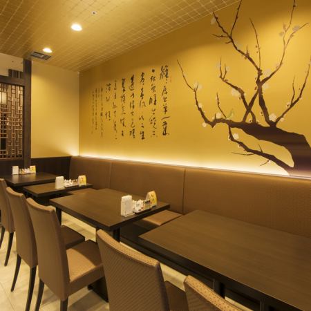 The restaurant seats in a profound and calm space have wide table spacing, so you can enjoy a relaxing meal.
