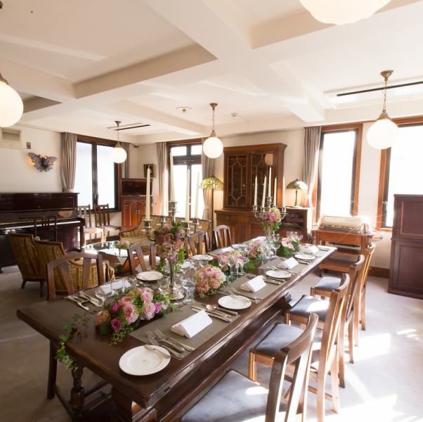 It is a mansion-like space with antique furniture, and the space is realized in the warmth of wood and a classical atmosphere.It is possible to use it as a charter, or to make an original coordination that allows you to choose the venue according to the number of people.(Maximum 80 people available) It can also be used as a bar at night, so it is recommended for men and couples who want to relax and drink.