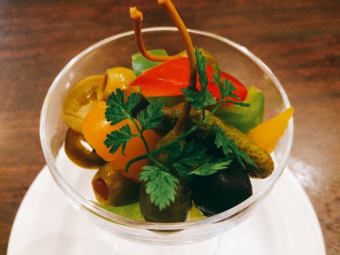 【ちょい飲みディナー】彩り野菜のピクルスとオリーブ