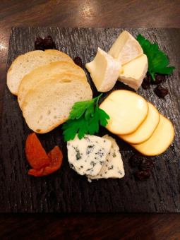 [Small drink dinner] Assorted cheese and dried fruits