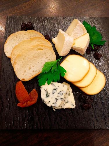 [Small drink dinner] Assorted cheese and dried fruits