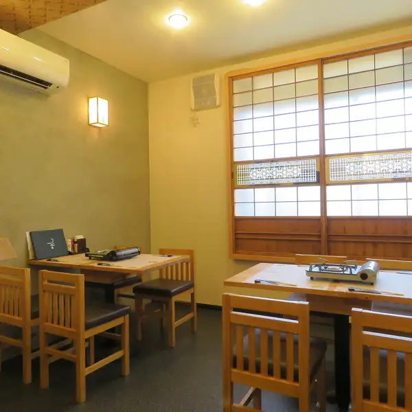 テーブル席は2名様~ご利用可能です!落ち着いた雰囲気の店内でゆっくりお食事をお愉しみください。宴会のご予約も承りますのでお気軽にお問い合わせください。