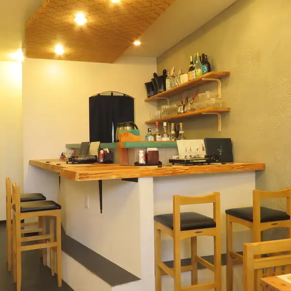 カウンター席はお一人様でもお気軽にお食事をお楽しみ頂けます。一品料理も充実しておりますので、お仕事終わりや、ご友人との飲み会、会社のお仲間でのご宴会に◎