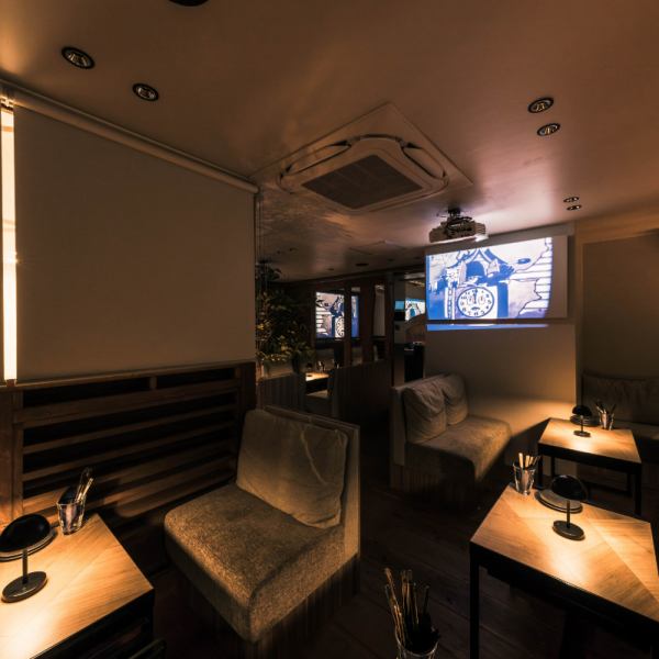 【誕生日・記念日のお祝い/女子会やデートを彩る◆大人の隠れ家】映画のワンシーンに入り込んだような幻想的な店内●柔らかな灯りと映像が演出する非日常のひととき♪デートはもちろん、誕生日や記念日の利用にも人気!おしゃれな雰囲気で思い出に残る夜を心斎橋で。