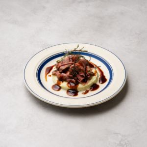 ローストビーフ　マッシュポテトと赤ワインソース