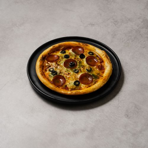 サラミとオリーブのピザ