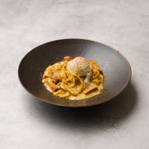 ベーコンと温玉の濃厚カルボナーラ