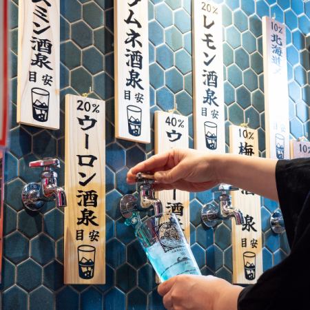 銭湯のをイメージした店内でゆったり銭湯気分♪テーブル席の一部は、銭湯の脱衣所をイメージしたつくりになっており、「風呂上がりに一杯」という雰囲気をそのまま楽しめるユニークなスペースになっています。