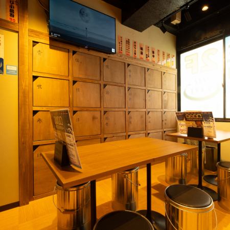 店内は大人数でも使いやすい、広くゆったりとしたテーブル席中心の空間。昭和レトロで統一されたデザインなので、どこを切り取っても世界観が崩れず、宴会・女子会・飲み会にもぴったりです。