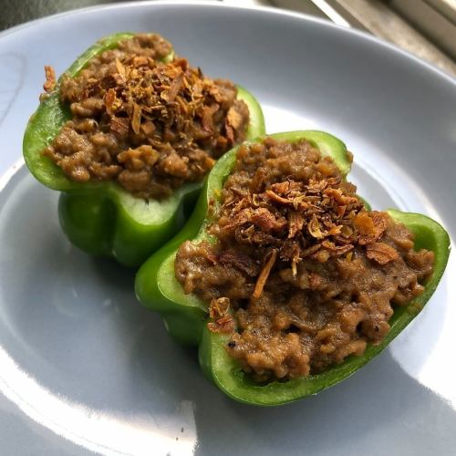 Fresh green peppers topped with curry minced meat