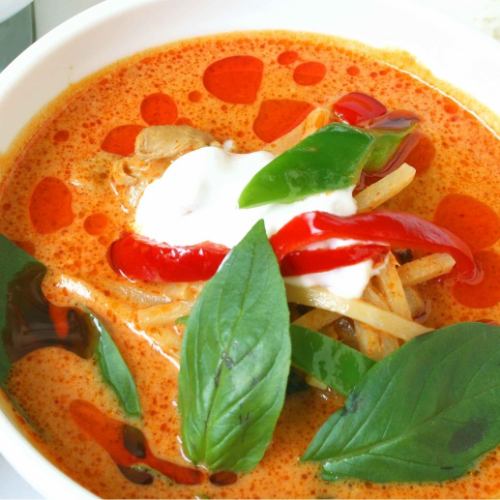 Red curry with chicken and bamboo shoots "Gaeng Daeng Gai"