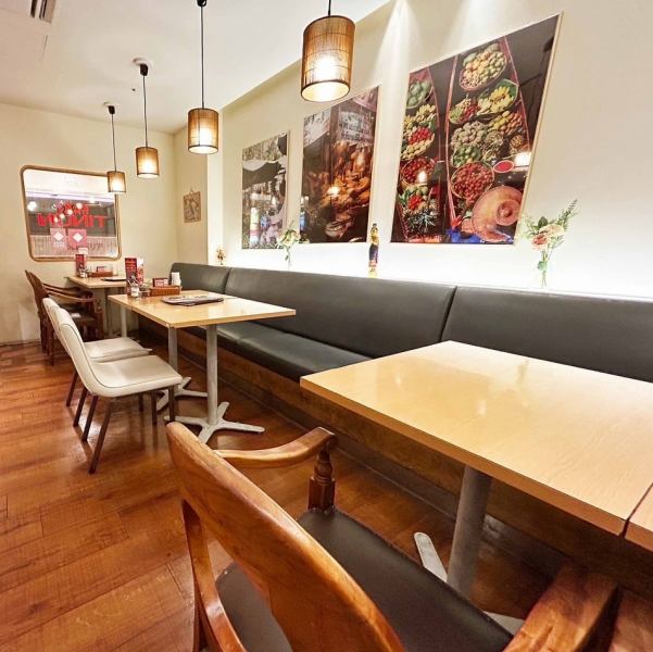 [沙發：休閒餐桌] 輕鬆時尚的餐廳，您可以盡情享用泰國美食。我們也推薦團體使用此座位！我們的餐廳還可以為 30 人以上的團體預訂。請隨時聯繫我們★我們會為宴會等各種場合準備。