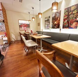 [Thai Cuisine Teenun Kawasaki Dice Branch] Cafe-style open feeling