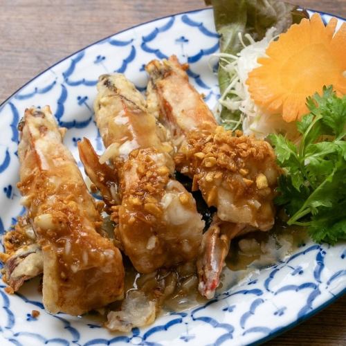 Garlic-flavored fried shrimp “Kung Tod Gatiam”