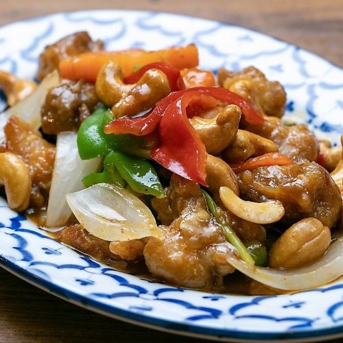 Stir-fried chicken and cashew nuts "Gai Pad Met Mamuang"