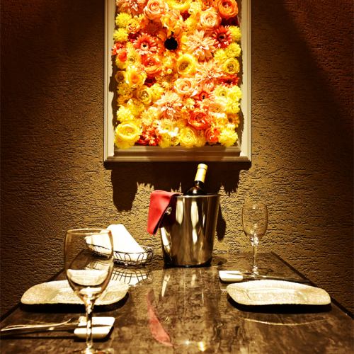 シャンデリアで照らされる完全個室の店内でゆったりお寛ぎ下さい。#伏見駅 #錦 #個室 #肉 #チーズ #居酒屋