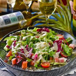 厚切りベーコンと半熟玉子のシーザーサラダ