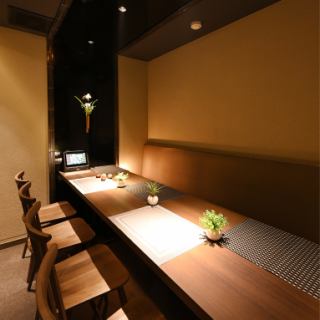 【5~8분 완전 개인실(테이블)】세련된 테이블석은 여성이나 커플에게 기뻐하실 수 있습니다.조용하고 차분한 공간은 데이트와 여자 회에도 딱.어른의 분위기를 천천히 즐길 수 있습니다.