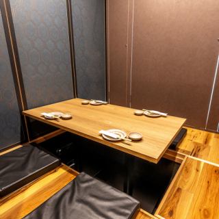 【2～4名様完全個室（掘りごたつ）】掘りごたつ席でご用意しておりますので、足元楽々でお食事をお楽しみ頂けます◆駅近で宴会に◎金山駅周辺で居酒屋をお探しなら手羽八にお任せください！