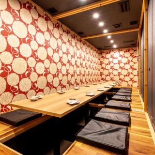 【9～10名様完全個室（掘りごたつ）】数々の飲食店を手がけたデザイナーの空間作りは別格◆オシャレ空間でのお食事はまた一味違った楽しさがあります。各種ご宴会コース、単品料理に飲み放題プラン、お席のみご予約もお待ちしております。